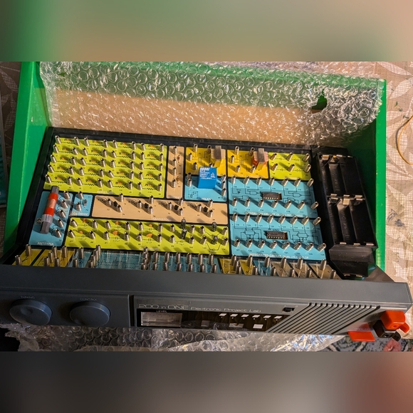 200 In 1 Electronic Lab - Learn Basics Of Circuits. New In Box - Picture 4 of 5